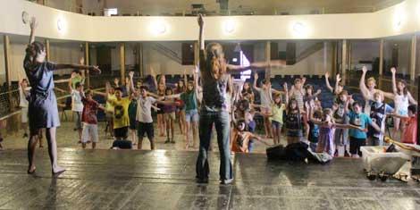 Ens ho passem pipa fent Casals de Teatre