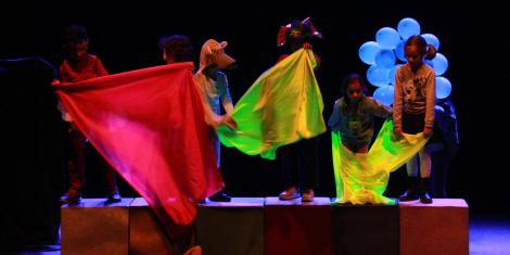 "Poesia a la Vora del Foc": Transformant versos en escenes teatrals